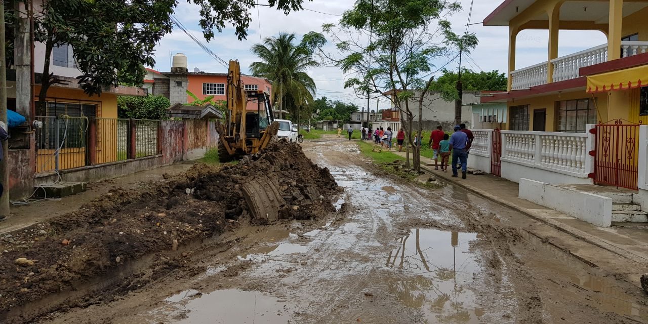 Vecinos se inconforman ante obra de pavimentación