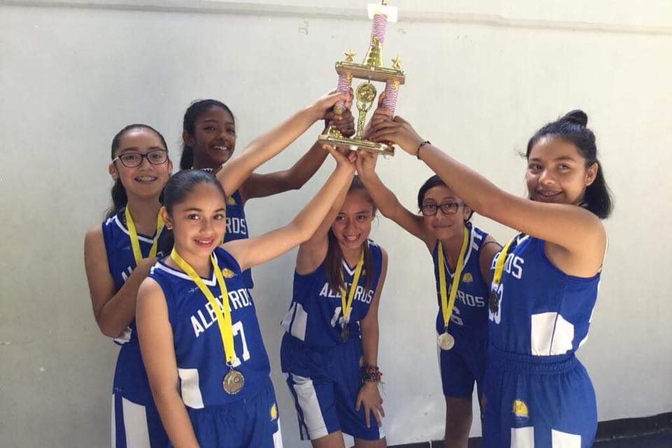 Albatros se corona en secundaria femenil de básquet