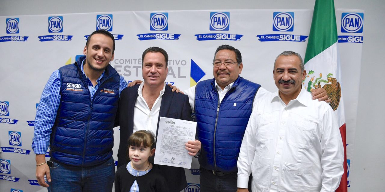 Arturo Esquitín se registra como Pre candidato Para la Diputación Federal