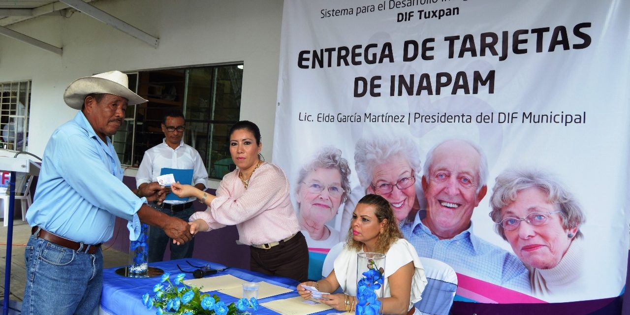 DIF entrega credenciales del INAPAM