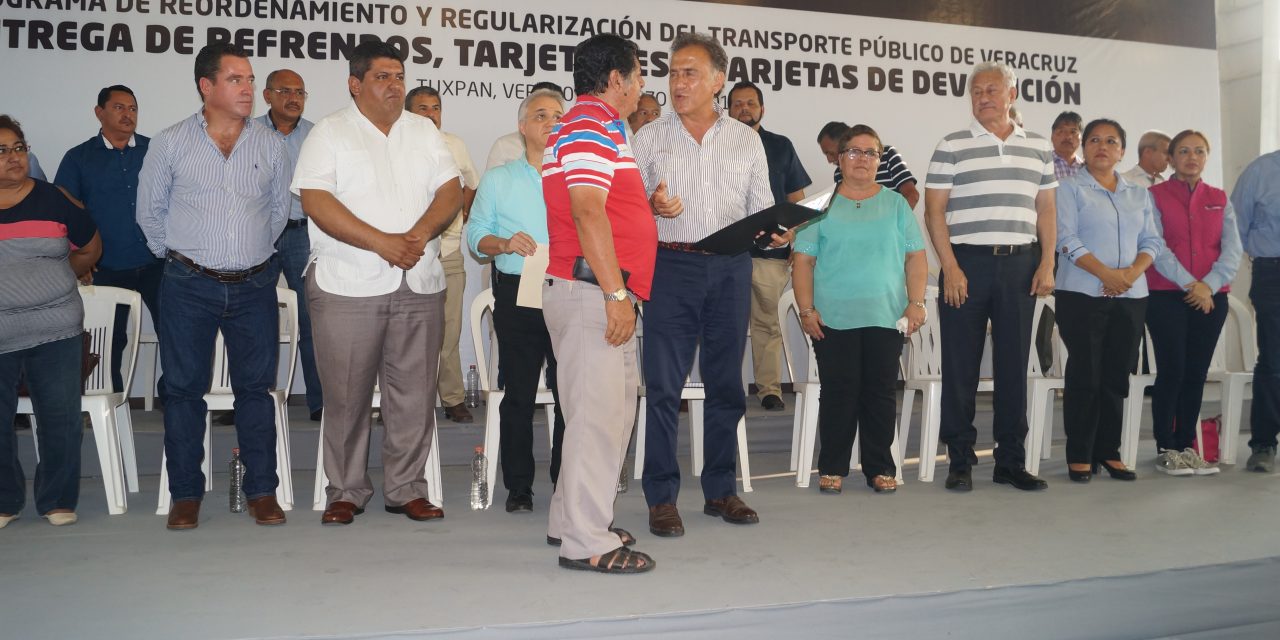 Entrega MAYL refrendo y tarjetones a concesionarios de transporte público