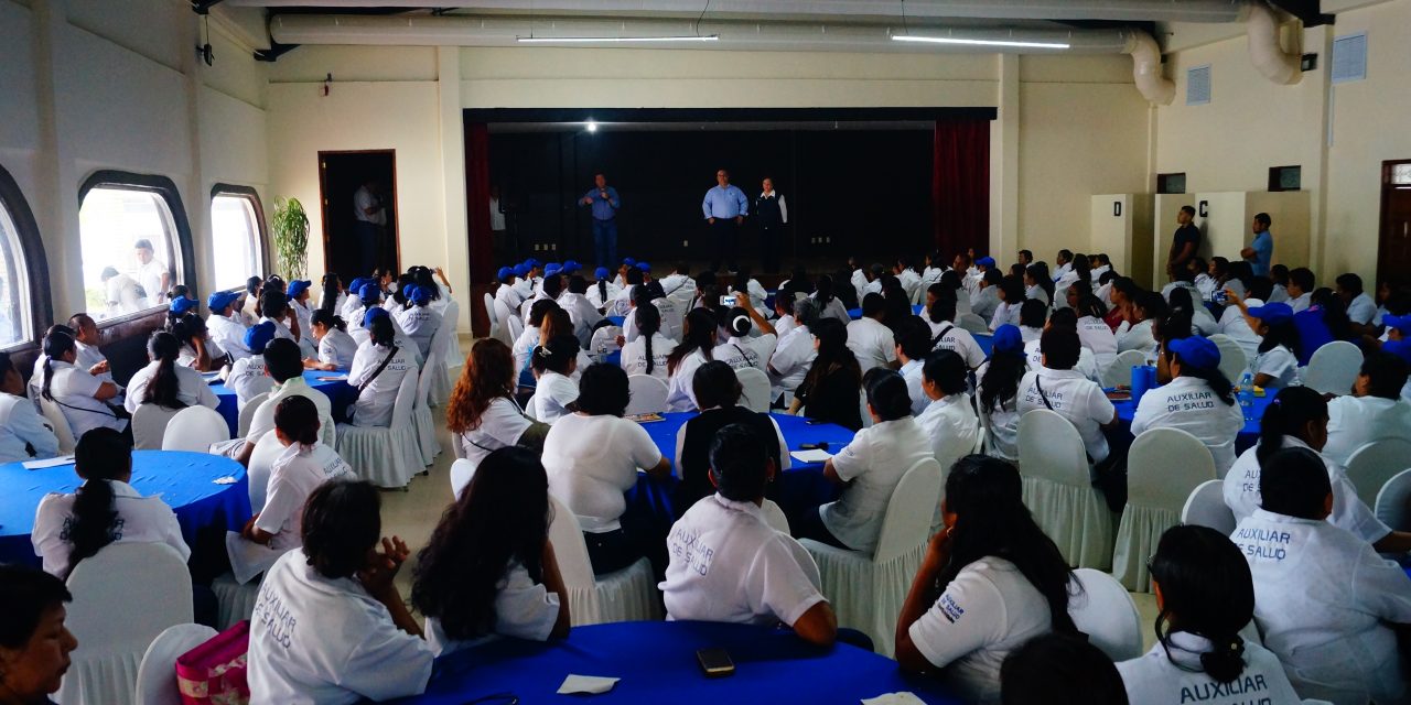 Capacitan a Auxiliares de Salud