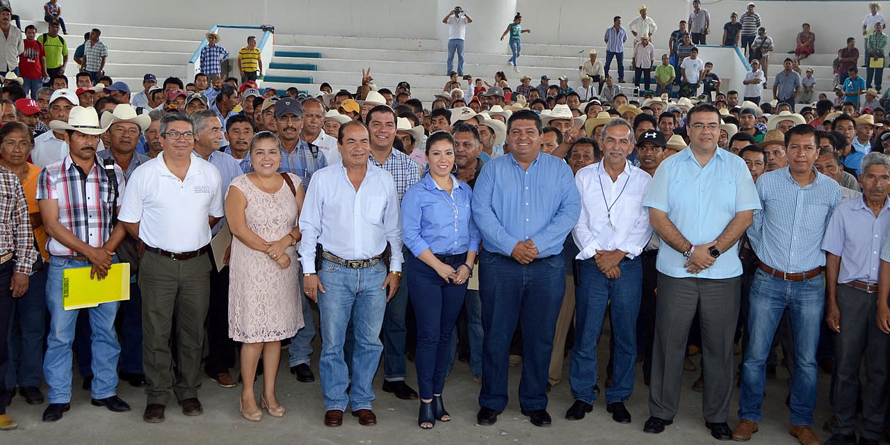 Refrenda Toño Aguilar su compromiso con la gente del campo