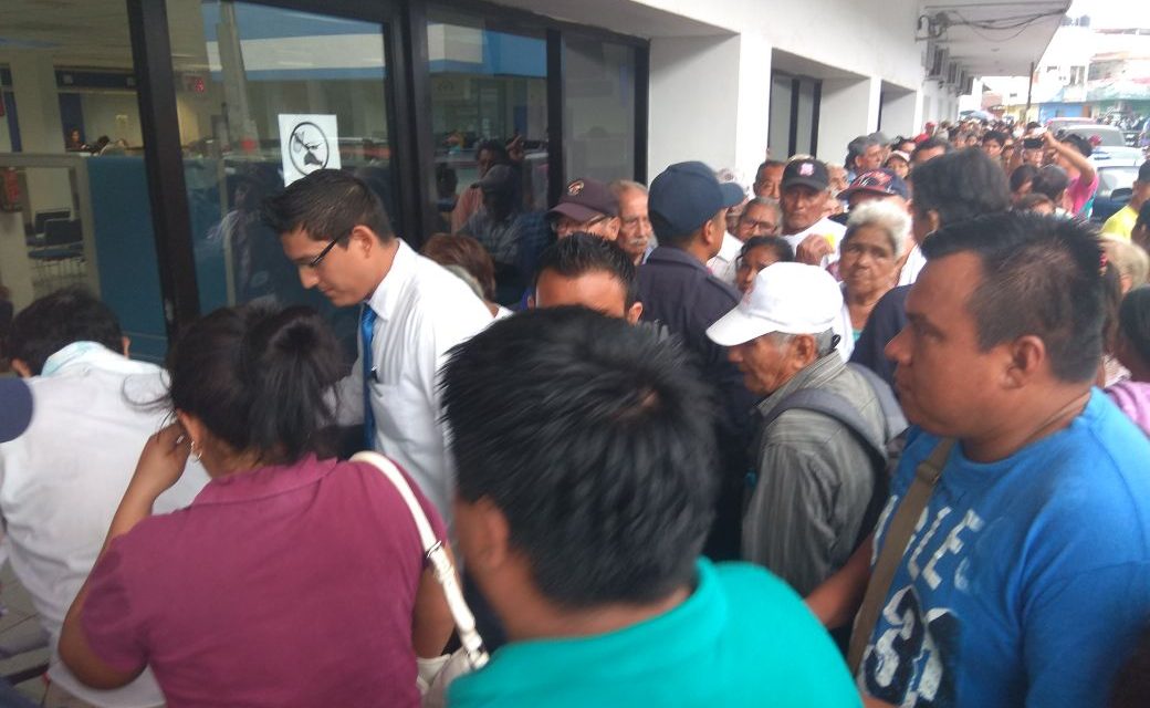 Adultos Mayores Bajo la lluvia
