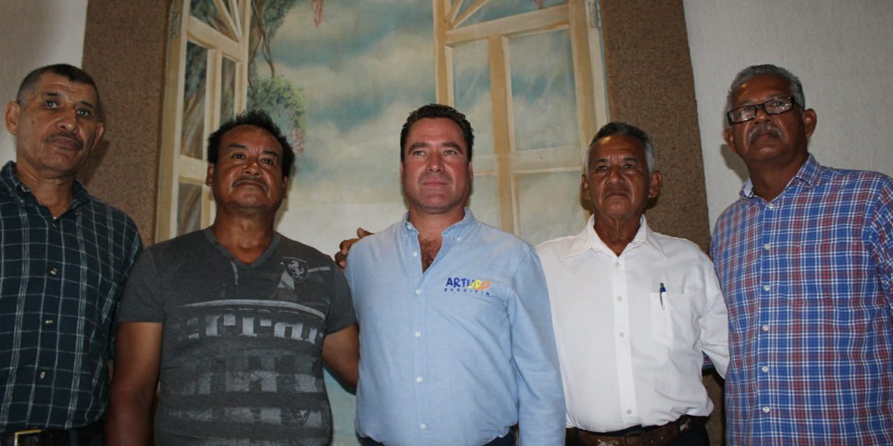 Comprometido Arturo Esquitín con los pescadores