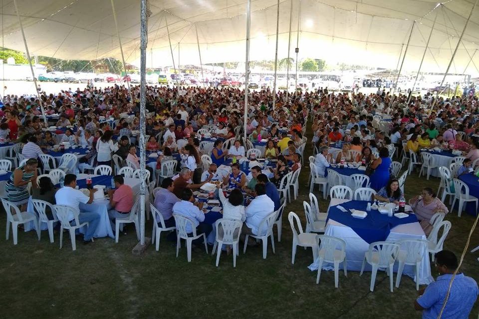 Alcalde entrega dignos reconocimientos a maestros