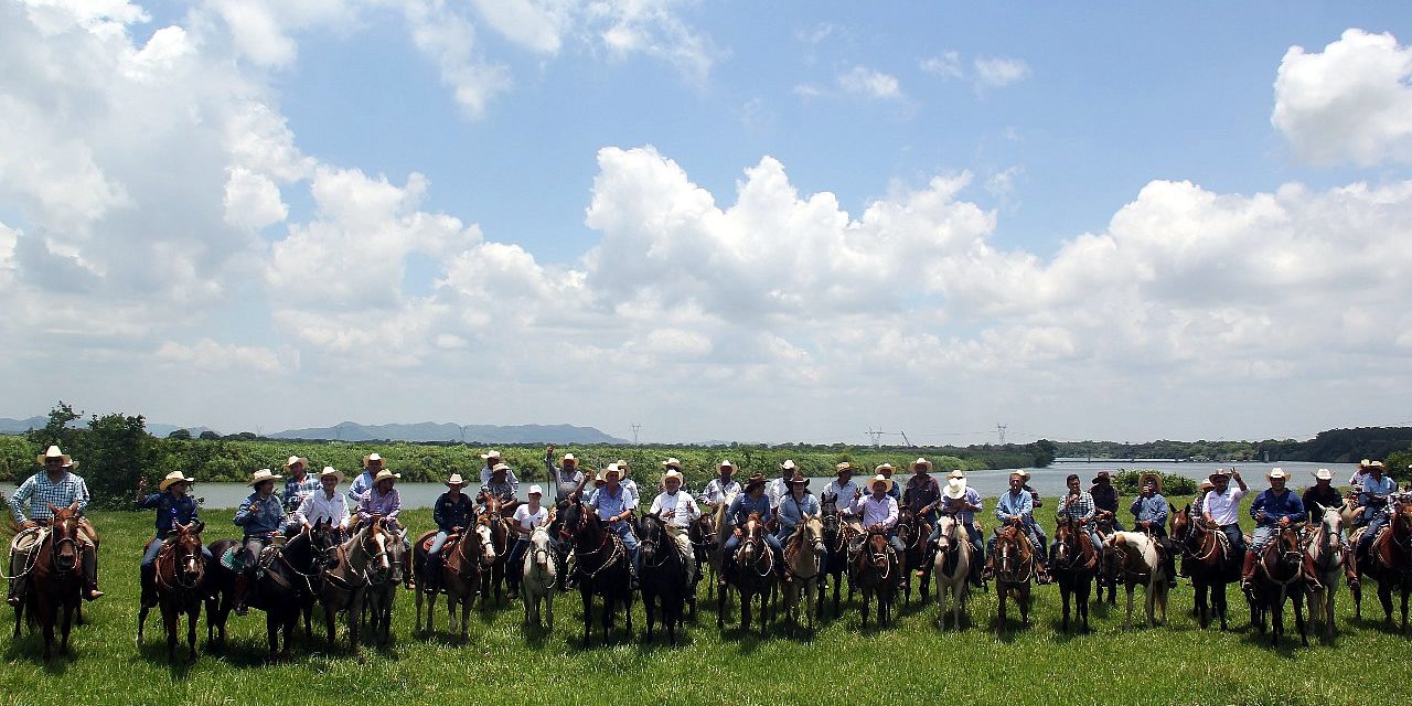 Encabeza Arturo Esquitín concurrida y exitosa Cabalgata “Trabajando juntos” en Tuxpan