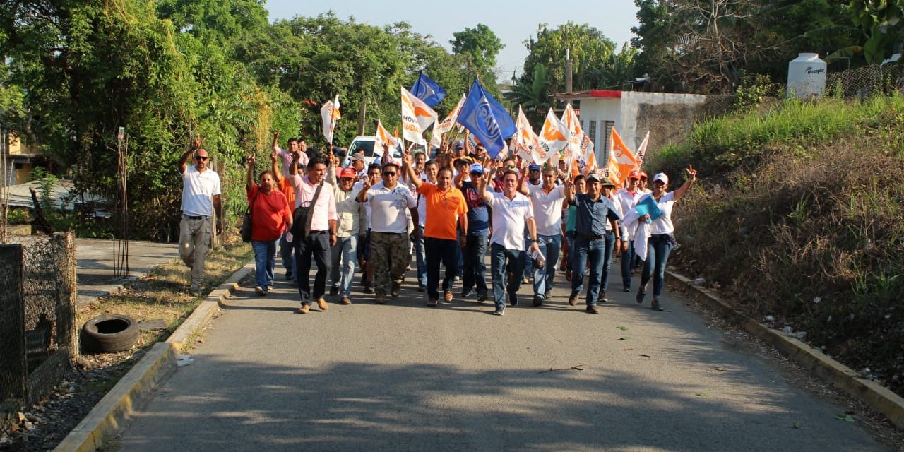 Solicitan habitantes de Cerro Azul pavimentación de calles; Arturo Esquitín, escucha necesidades