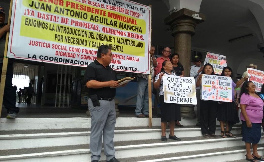 COLONOS DE ALTO LUCERO PROTESTAN POR LA FALTA DE DERENAJE