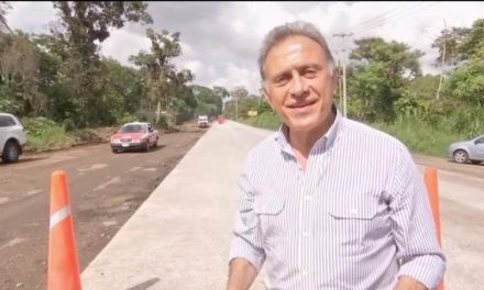 El Gobernador Yunes lleva a cabo una gira de supervisión de obras carreteras