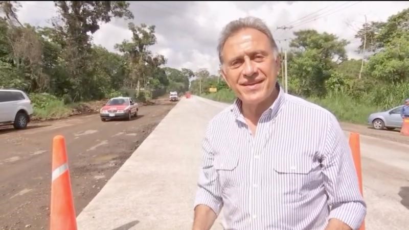 El Gobernador Yunes lleva a cabo una gira de supervisión de obras carreteras
