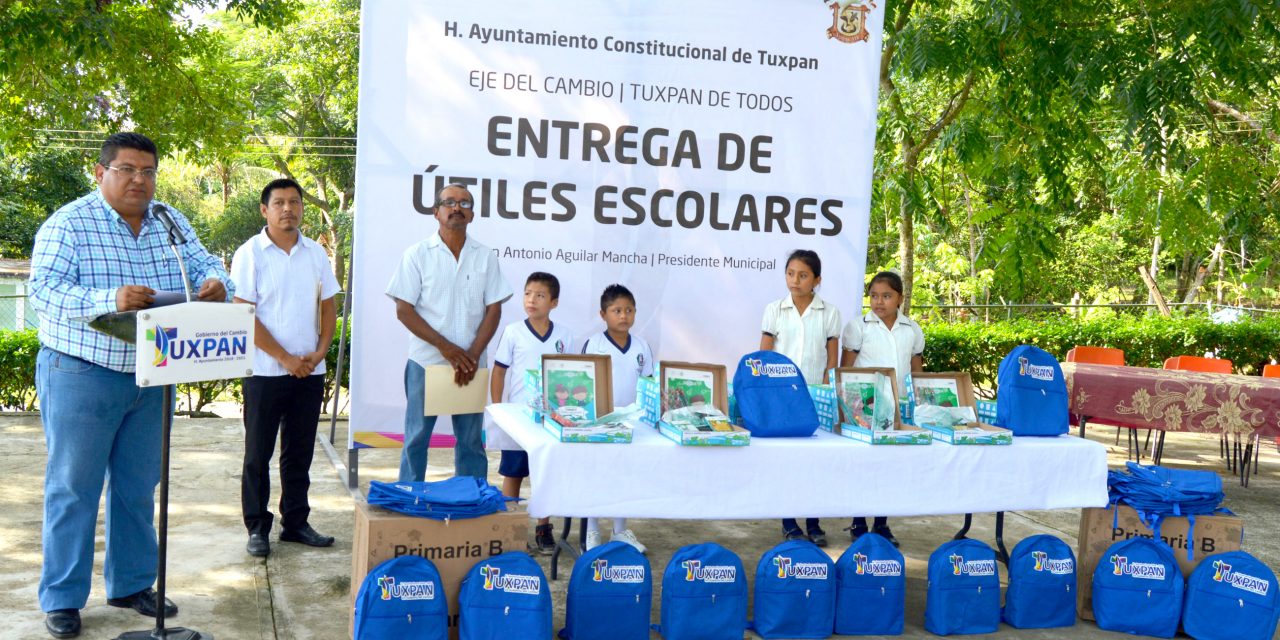 Toño Aguilar entrega útiles escolares a tres comunidades
