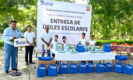 Toño Aguilar entrega útiles escolares a tres comunidades