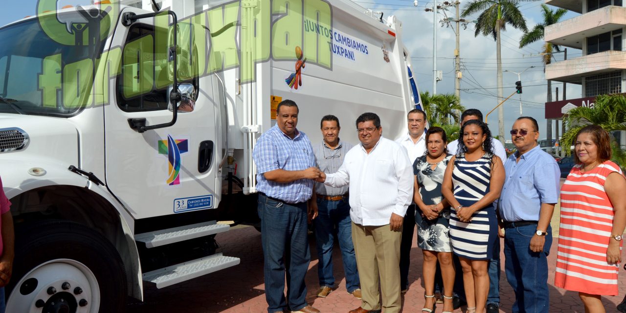 Nuevo camión de limpia pública y uniformes entregó alcalde