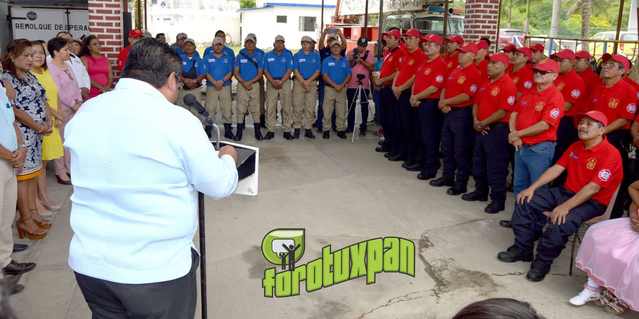 Uniformes y reconocimientos recibe el heroico cuerpo de bomberos