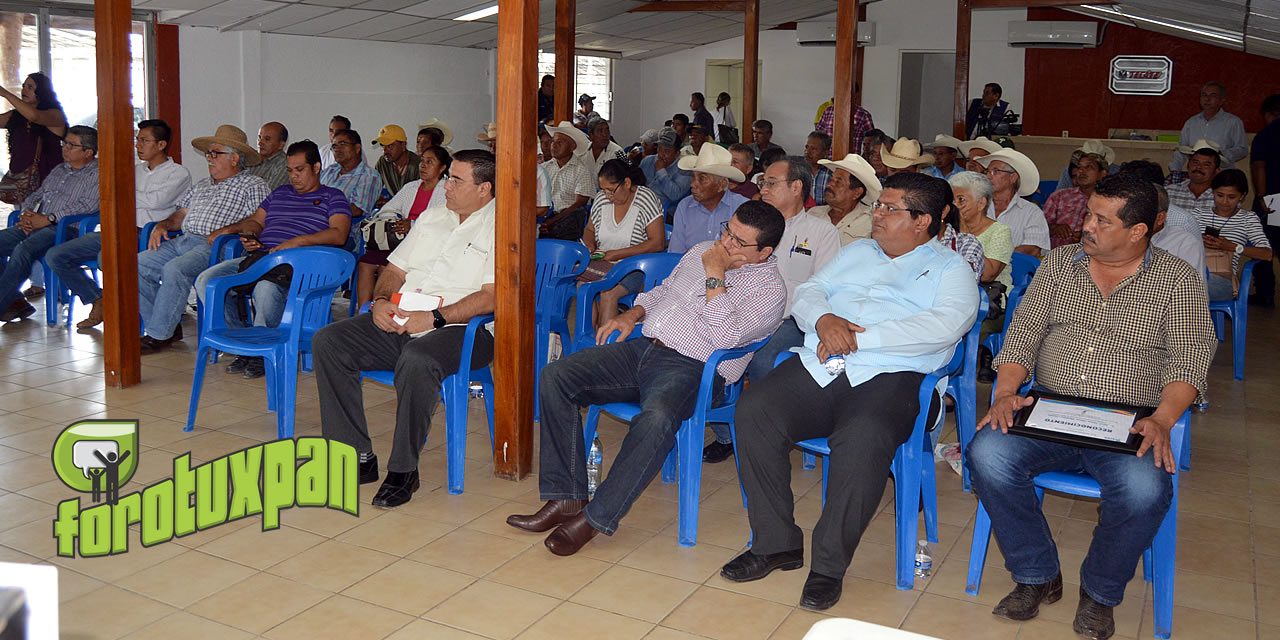 Capacitan a productores ganaderos sobre Rabia Paralítica y Bovina