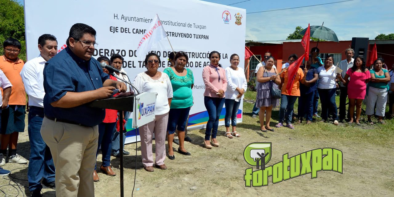 Banderazo a tanque elevado en Unidad Antorchista