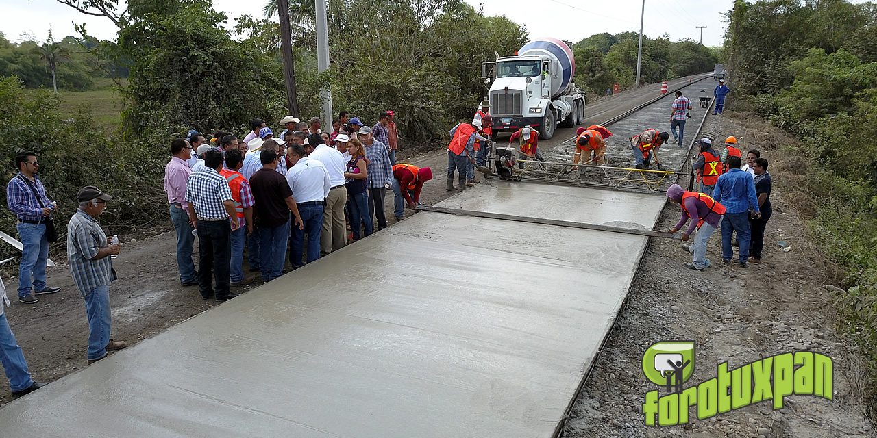 Supervisa Toño Aguilar construcción carretera a concreto hidráulico de los kilómetros