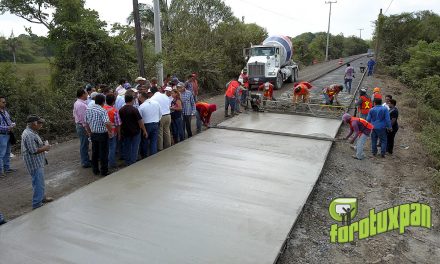 Supervisa Toño Aguilar construcción carretera a concreto hidráulico de los kilómetros