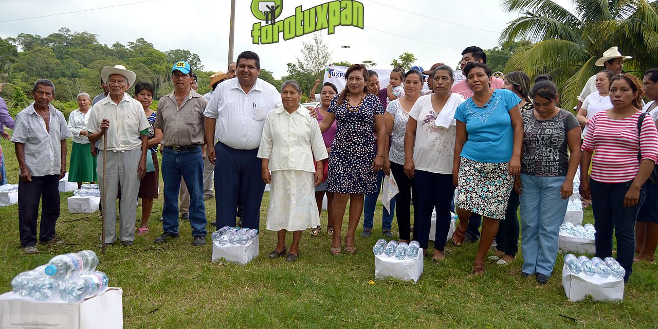 Alcalde entrega apoyos a comunidades