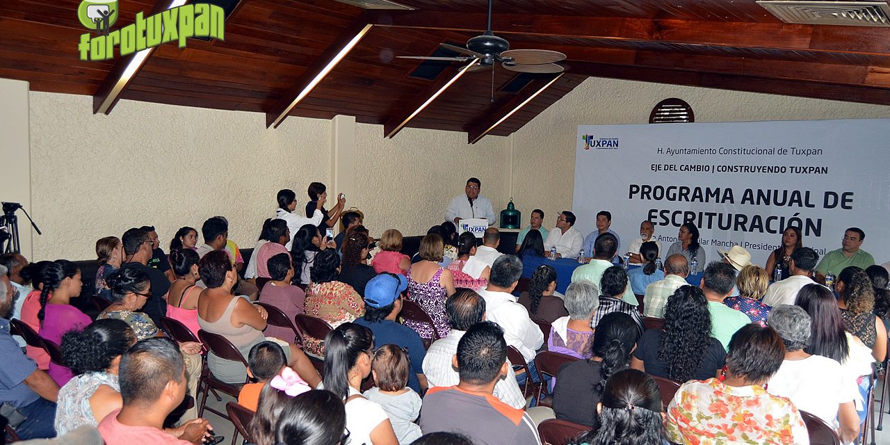 Entregan 27 escrituras a familias de colonia el Vergel