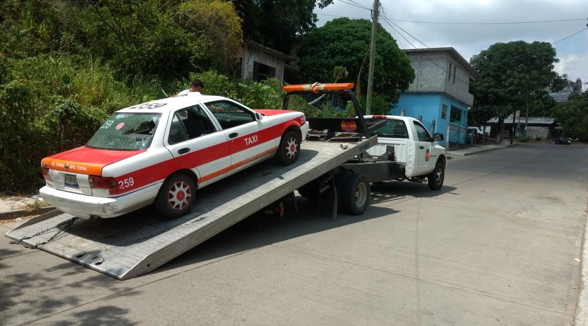 Taxi Abandonado en el sitio de una Llamada de Auxilio