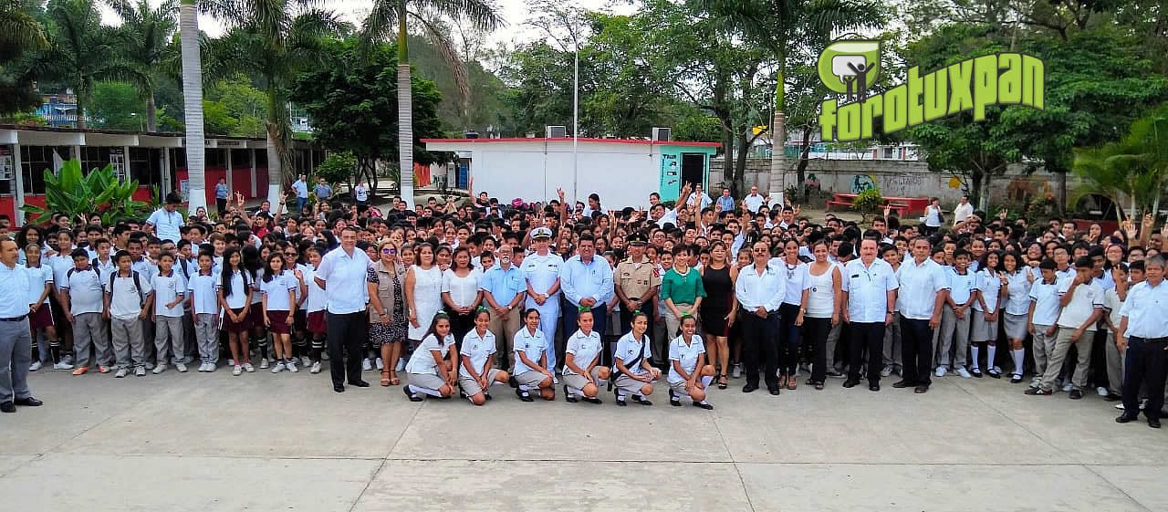 Toño Aguilar se compromete con domo en la Secundaria Técnica No. 76