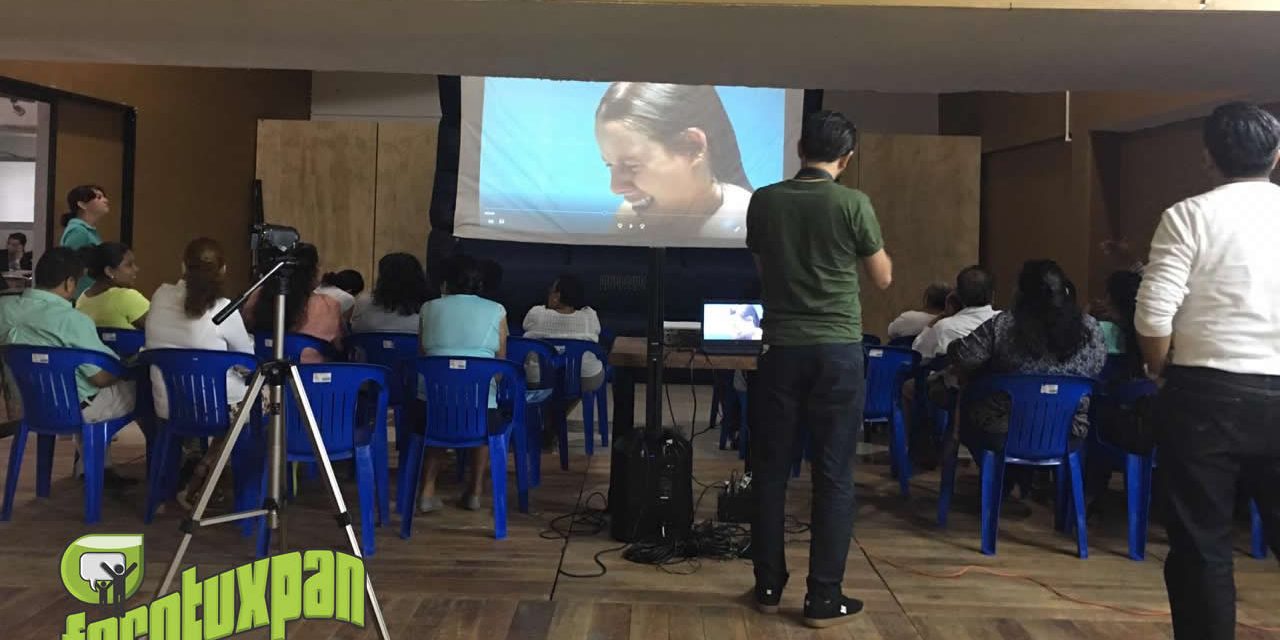 Cine comunitario en colonias de Tuxpan por el Instituto de la Mujer