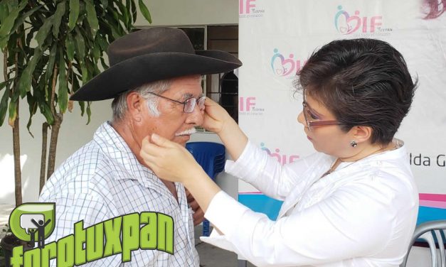 Presidenta de DIF Tuxpan Hace Entrega de Lentes en Campaña Visual