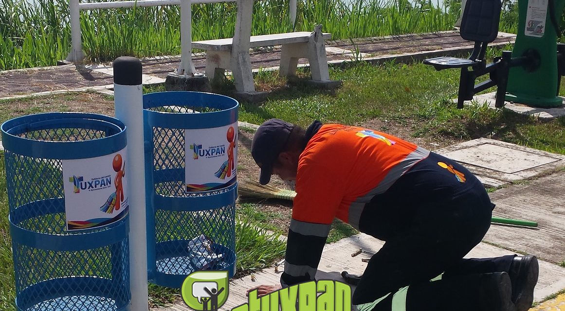Limpia Pública instala nuevos cestos de basura en Tuxpan
