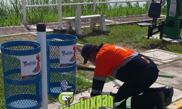 Limpia Pública instala nuevos cestos de basura en Tuxpan