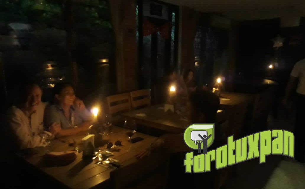 A la luz de las velas, restaurantes dan servicios en Tuxpan