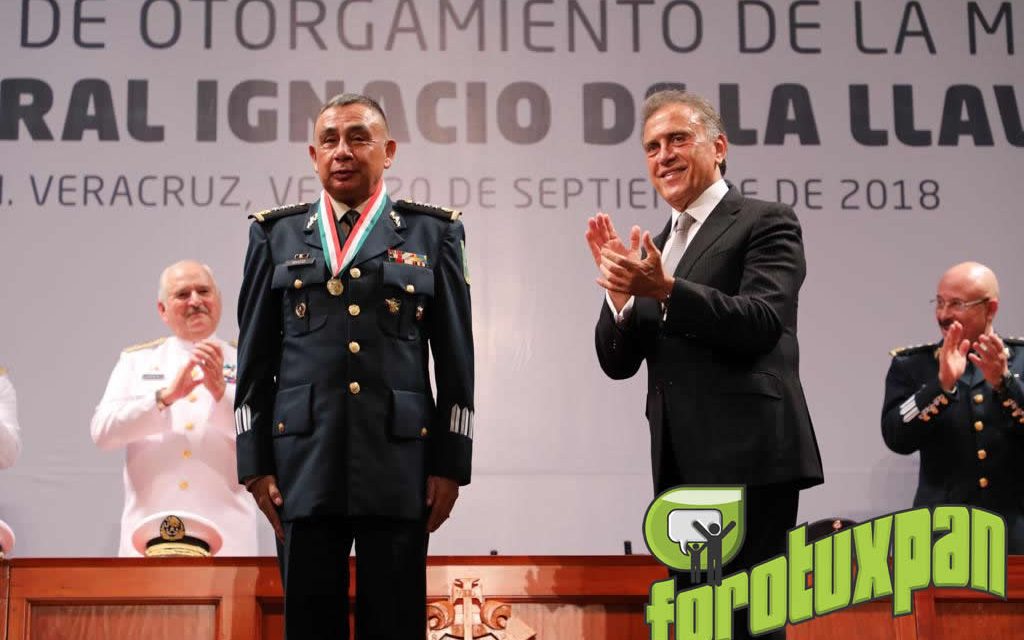 Entrega el Gobernador Yunes la Medalla «Ignacio de la Llave»