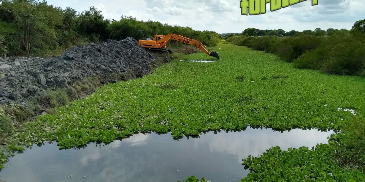 Desazolvan zanja para reducir riesgo de inundación