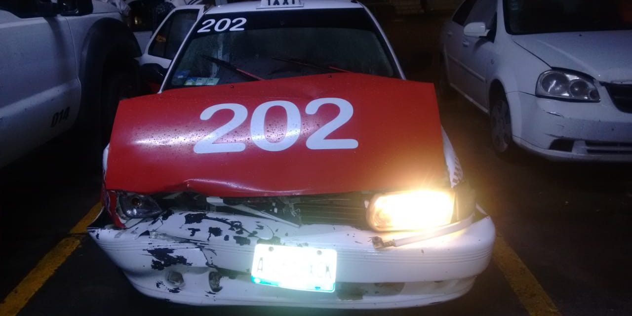 Choque Entre Taxi y Particular en Crucero a Tamiahua