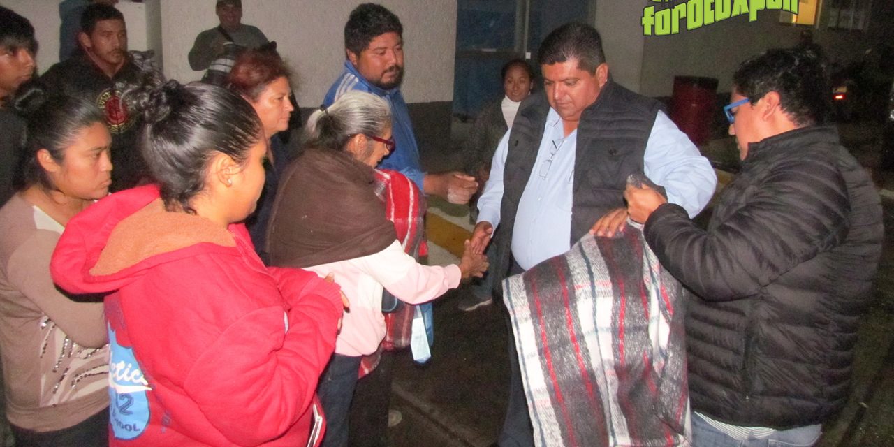 Alcalde entrega cobijas a familiares de enfermos, en el Hospital Civil