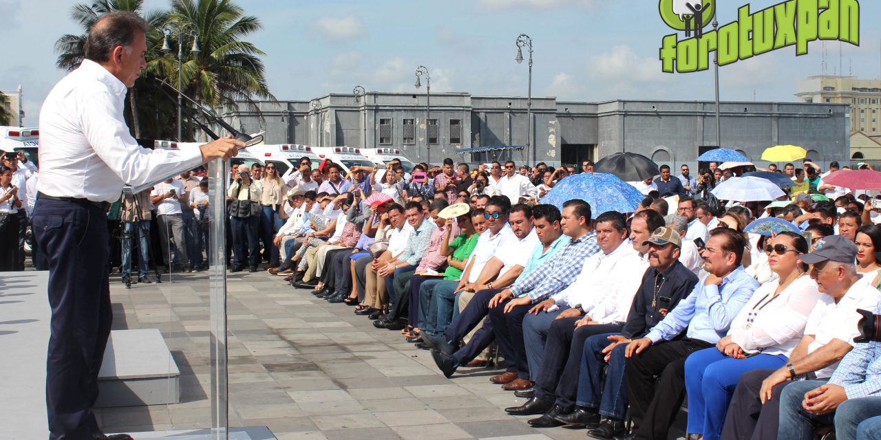 Gobernador entrega alcalde ambulancia avanzada