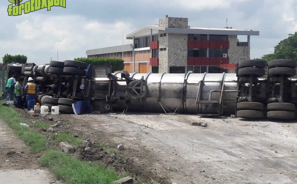 Se Vuelca Pipa en Cobos, Tuxpan