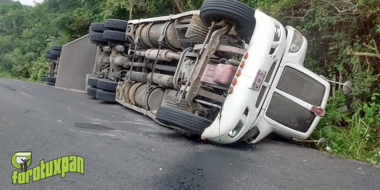 Vuelca Tráiler sobre la Tuxpan-Tampico