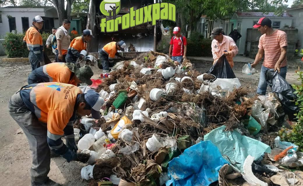 Aplican vacunas a trabajadores de limpia pública