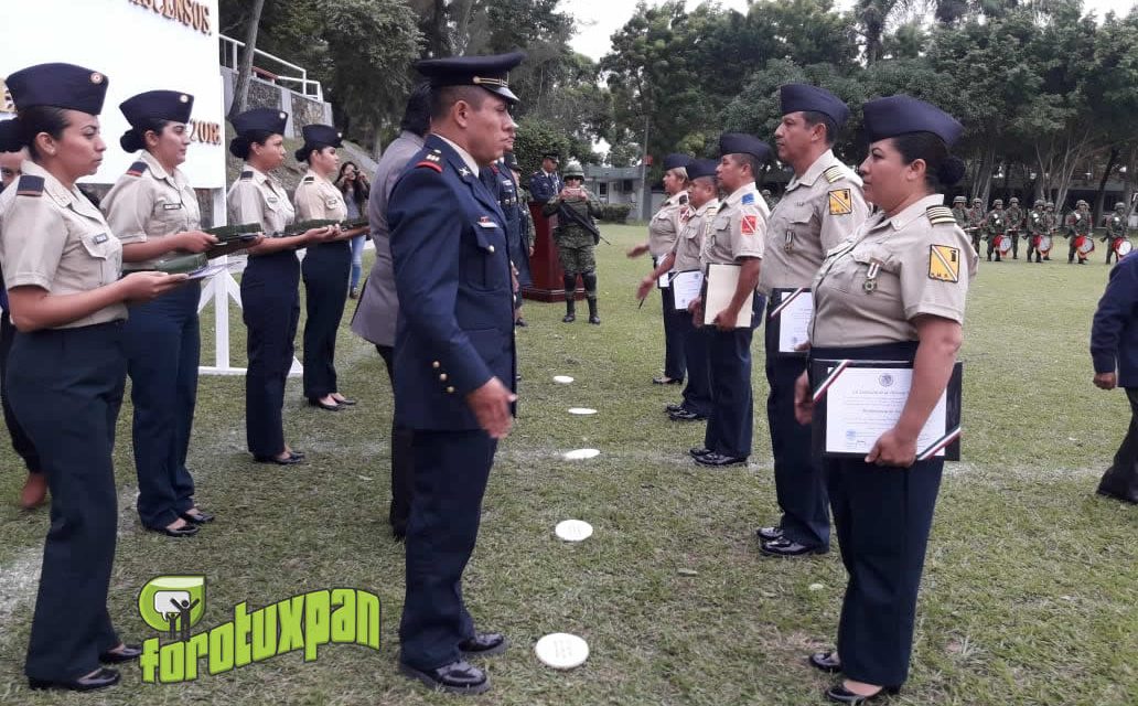 Condecoran a 25 militares