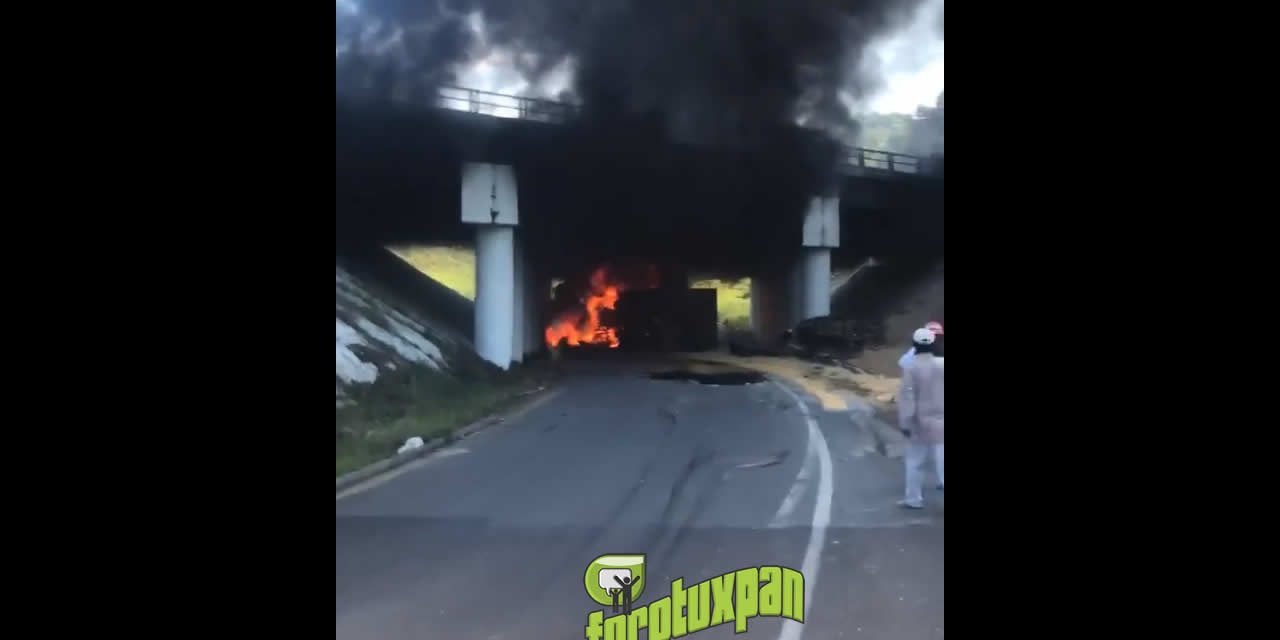 Vuelca y se incendia camión de volteo en Cañada Rica