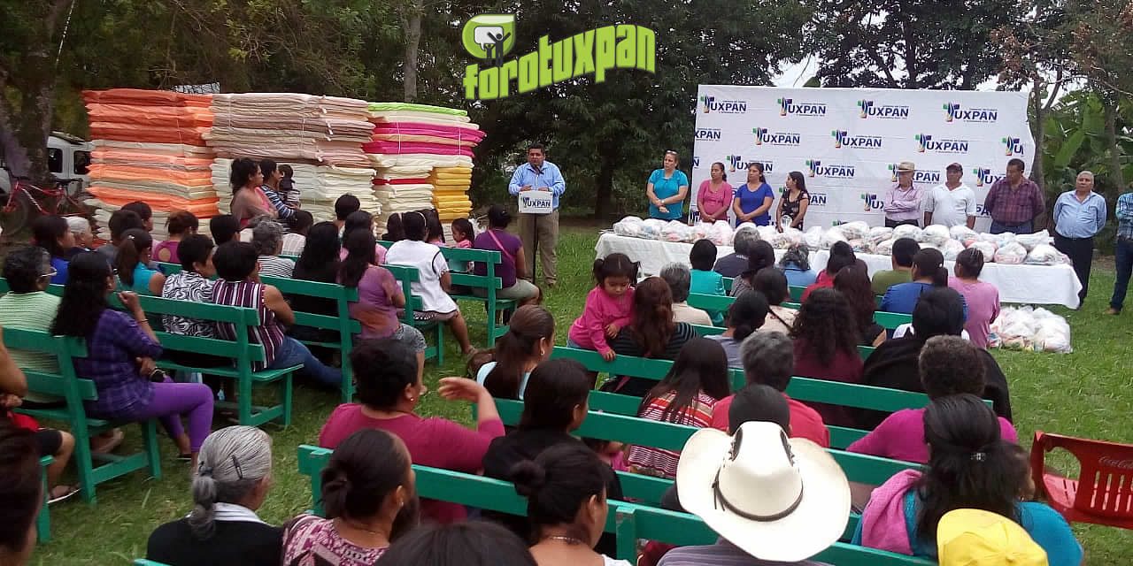 Alcalde reparte apoyos invernales para tres localidades a familias de escasos recursos