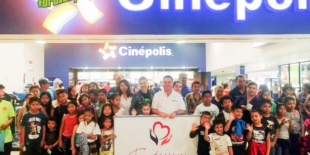 Arturo Esquitín celebra el Día de Reyes con niñas y niños en Tuxpan