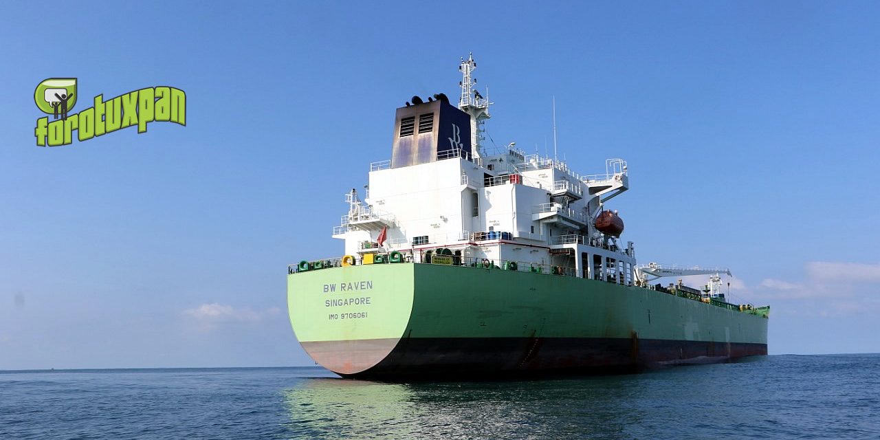 Arriban más barcos a descargar combustible