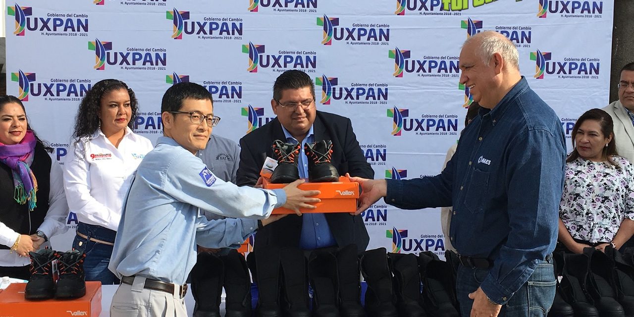 Policía, bomberos y protección civil de Tuxpan reciben calzado de seguridad de parte de las plantas de generación de energía Tuxpan II y V