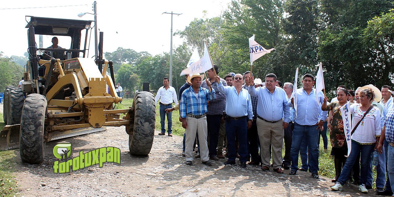 Banderazo para rehabilitación de camino