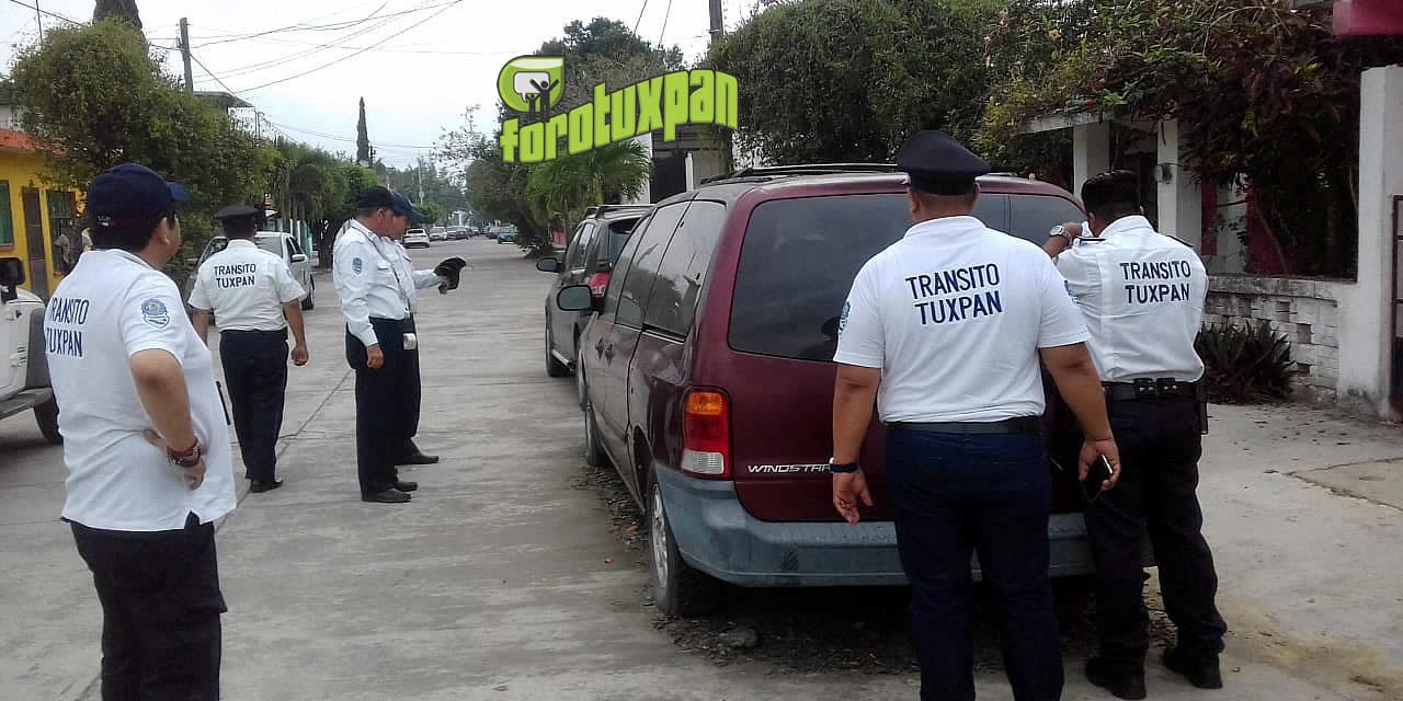 Tránsito Municipal entrega notificaciones a unidades abandonadas