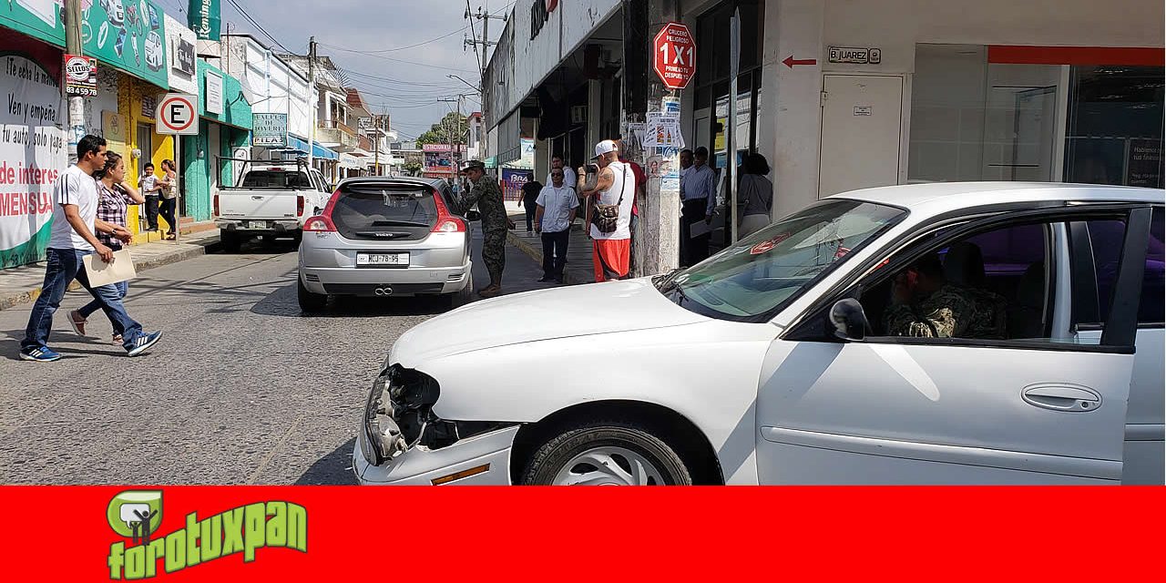 Chocan por ver fotos PORNO en el celular