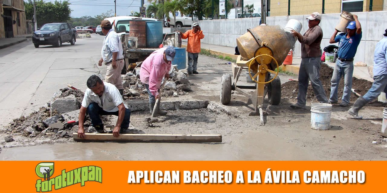 Aplican bacheo en la Manuel Ávila Camacho